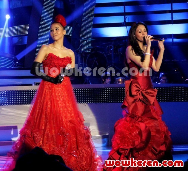 Gambar Foto Duo Maia di Konser SCTV Masterpiece of Koes Plus