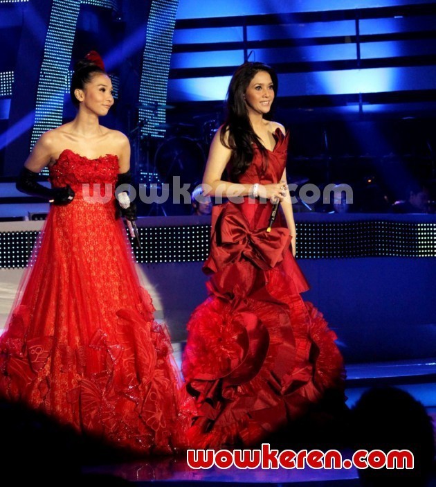 Gambar Foto Duo Maia di Konser SCTV Masterpiece of Koes Plus