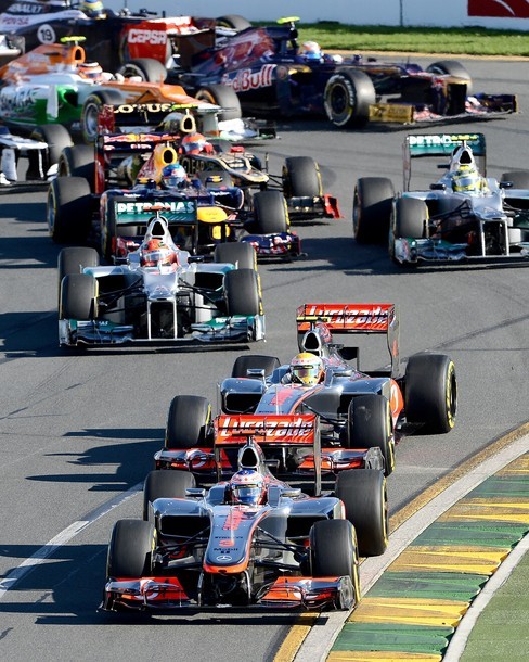 Gambar Foto Para pembalap F1 Bersaing untuk Meraih Posisi Utama di GP F1 2012