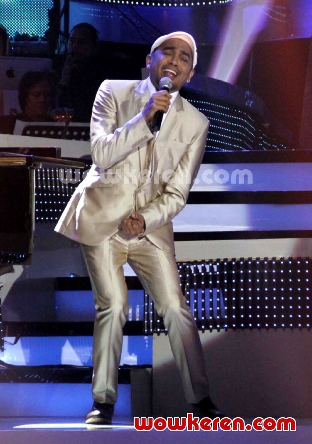 Gambar Foto Glenn Fredly di Konser SCTV Masterpiece of Koes Plus