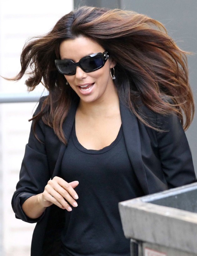 Gambar Foto Eva Longoria saat Meninggalkan Salon The Ken Paves