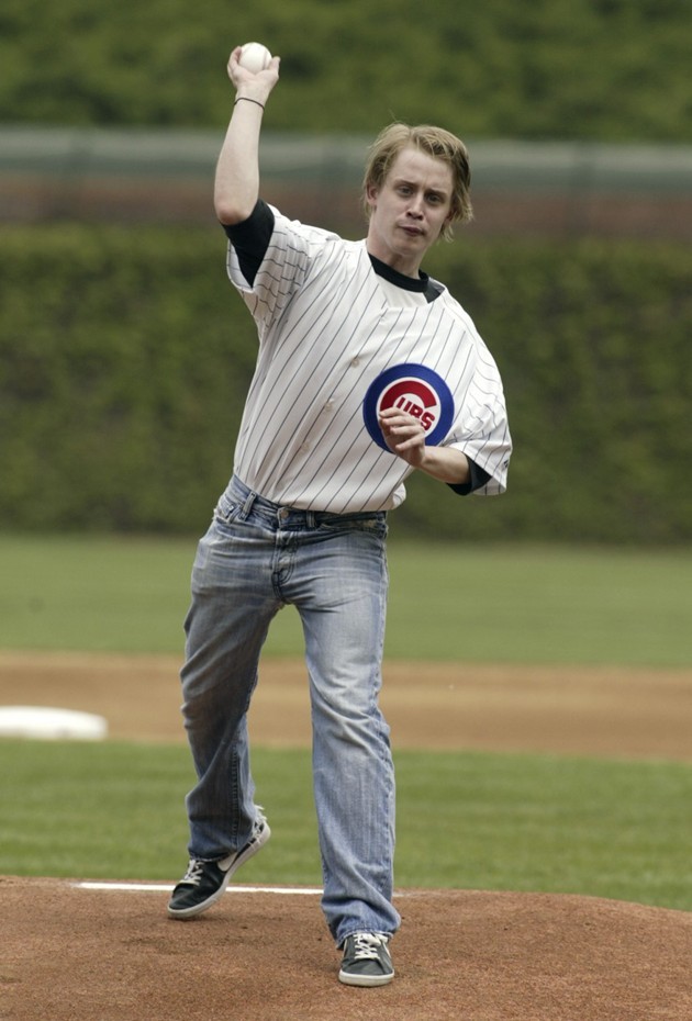 Gambar Foto Macaulay Culkin Menikmati Olahraga Base Ball