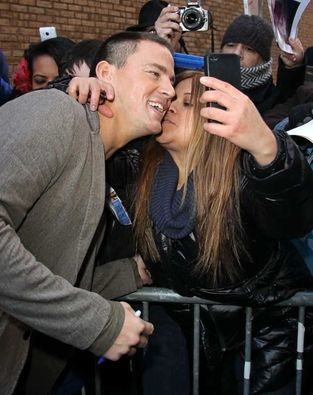 Gambar Foto Channing Tatum Berfoto dengan Fans yang Setia Menunggu