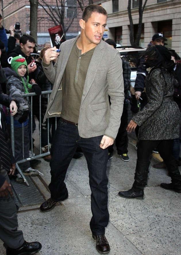 Gambar Foto Channing Tatum Sehabis Syuting 'Live! with Kelly' Show