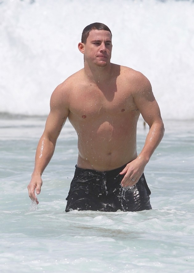 Gambar Foto Channing Tatum Menikmati Pantai di Australia