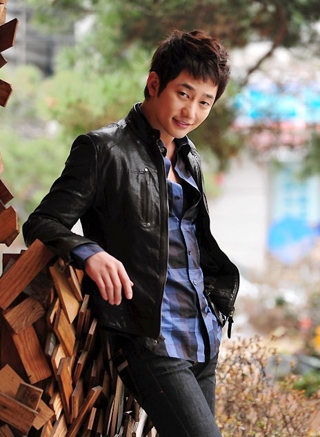 Gambar Foto Park Shi Hoo Bermain dalam Serial 
