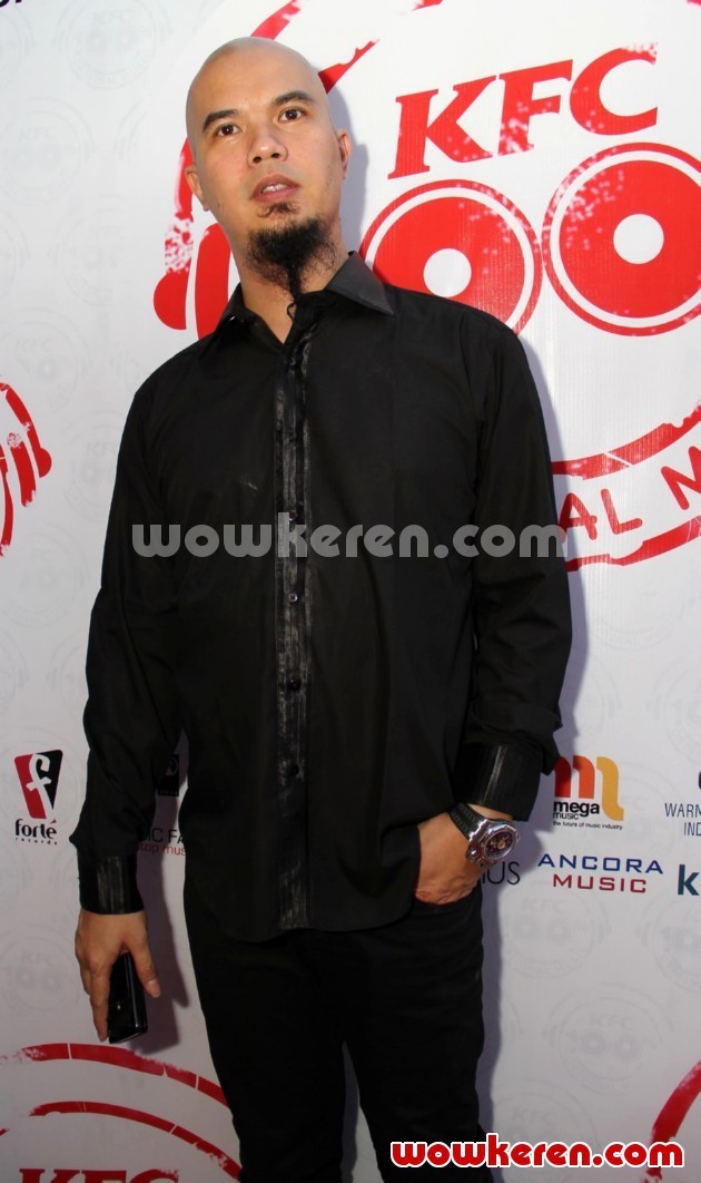 Gambar Foto Ahmad Dhani Saat Ditemui di KFC Kemang