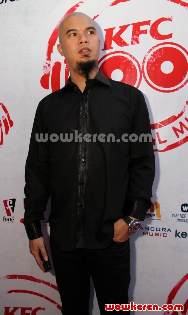 Gambar Foto Ahmad Dhani Saat Ditemui di KFC Kemang