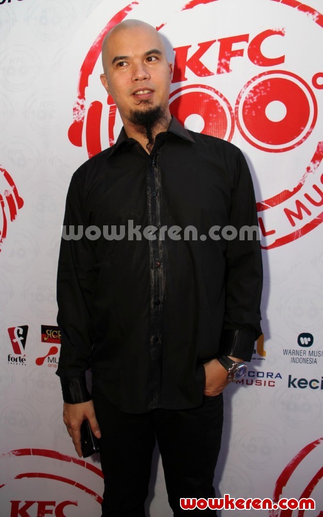 Gambar Foto Ahmad Dhani Saat Ditemui di KFC Kemang