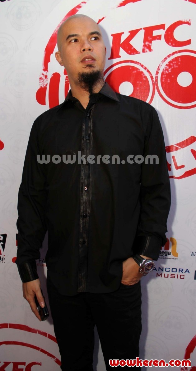 Gambar Foto Ahmad Dhani Saat Ditemui di KFC Kemang