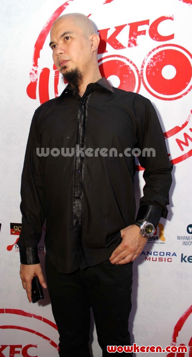 Gambar Foto Ahmad Dhani Saat Ditemui di KFC Kemang
