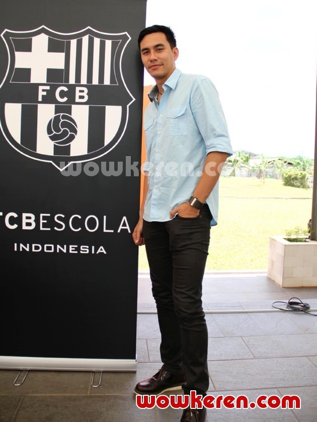 Gambar Foto Darius Sinathrya di Peletakan Batu Pertama FCB Escola