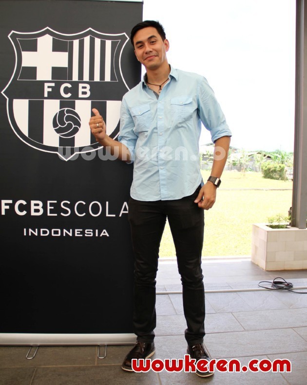 Gambar Foto Darius Sinathrya di Peletakan Batu Pertama FCB Escola