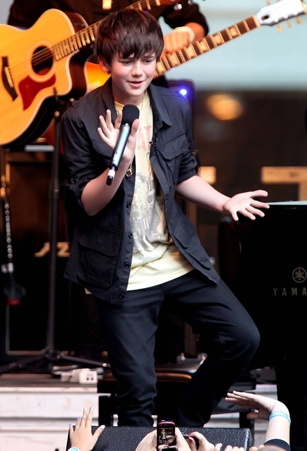 Foto Greyson Chance saat Red Carpet dan Pengambilan Gambar  Foto Greyson Chance saat Red Carpet dan Pengambilan Gambar