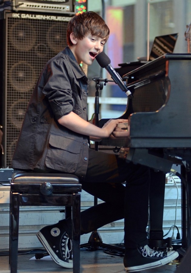 Foto Greyson Chance saat Red Carpet dan Pengambilan Gambar 