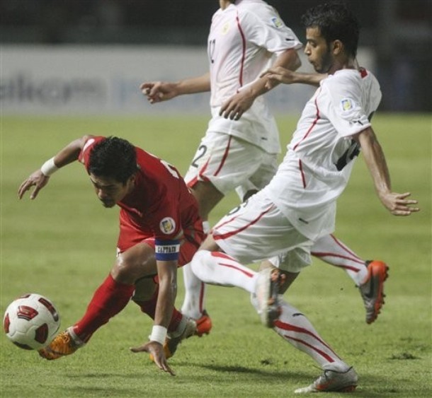 Gambar Foto Bambang Pamungkas Saat Melawan Bahrain di Kualifikasi Asia untuk Piala Dunia 2014