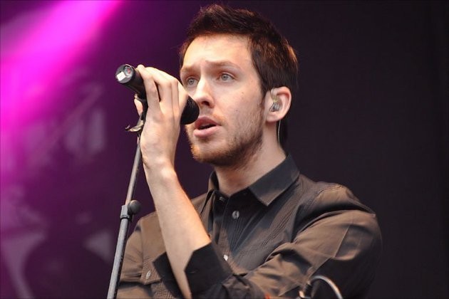 Gambar Foto Aksi Calvin Harris di Atas Panggung