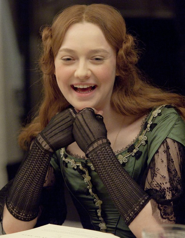 Gambar Foto Dakota Fanning Menjadi Euphemia Gray di 'Effie'