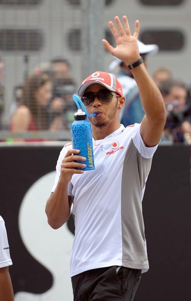 Gambar Foto Lewis Hamilton saat persiapan GP F1 Malaysia