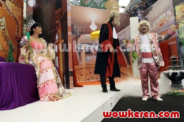 Gambar Foto Julia Perez, Deni Cagur dan Oppie Kumis di Pesbukers At Mall Metropolis