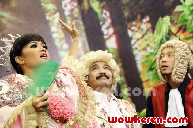 Gambar Foto Julia Perez, Deni Cagur dan Oppie Kumis di Pesbukers At Mall Metropolis