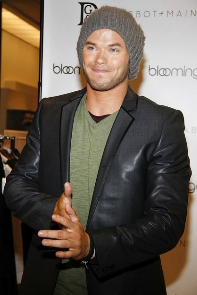 Gambar Foto Kellan Lutz saat Launches Dylan George and Abbot