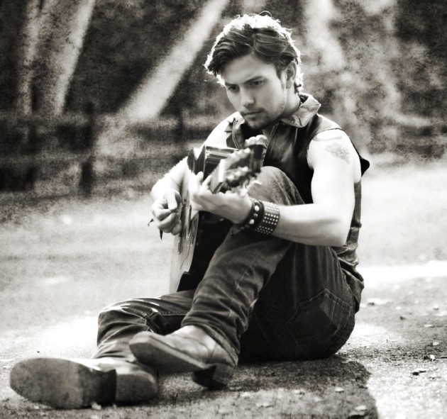 Gambar Foto Jackson Rathbone Berpose untuk Majalah 'Troix'