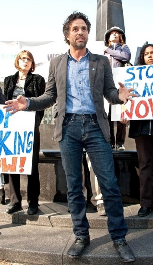 Gambar Foto Mark Ruffalo di Press Conference tentang Hydraulic Fracturing prevention