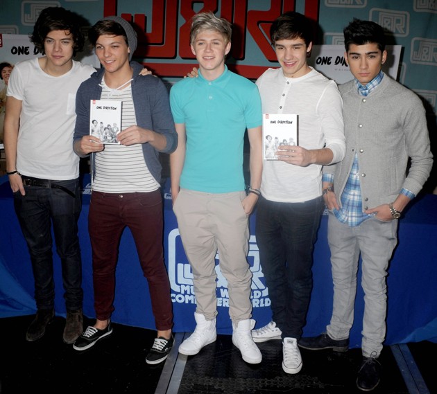 Gambar Foto One Direction di Acara Tanda Tangan