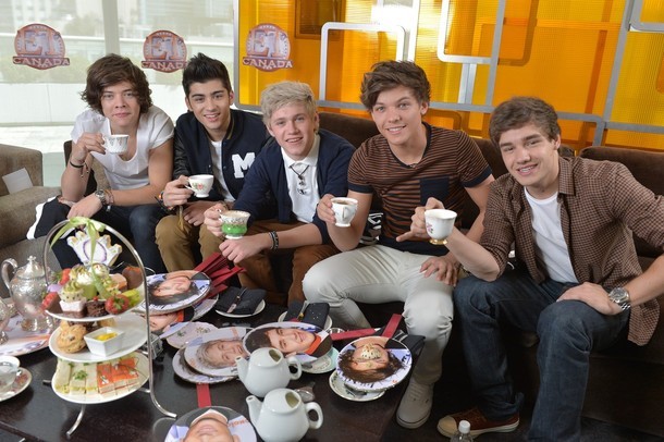 Gambar Foto One Direction Berkunjung ke ET Canada