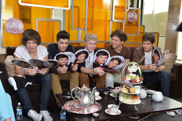 Gambar Foto One Direction Berkunjung ke ET Canada
