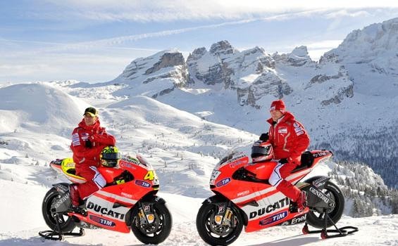 Gambar Foto Valentino Rossi dan Nicky Hayden untuk Tim Ducati 2011