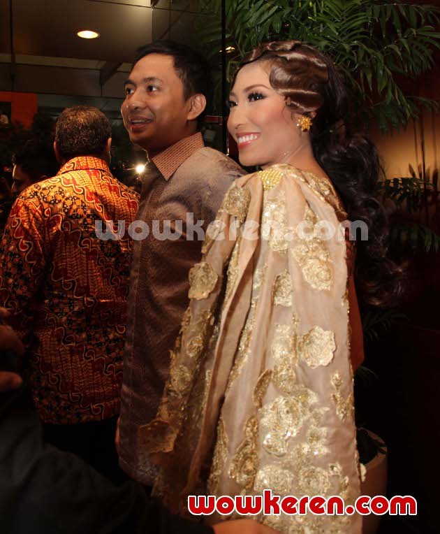 Gambar Foto Ayu Dewi dan Regi Ismagrebu Datau Saat Ditemui di PGA 2012