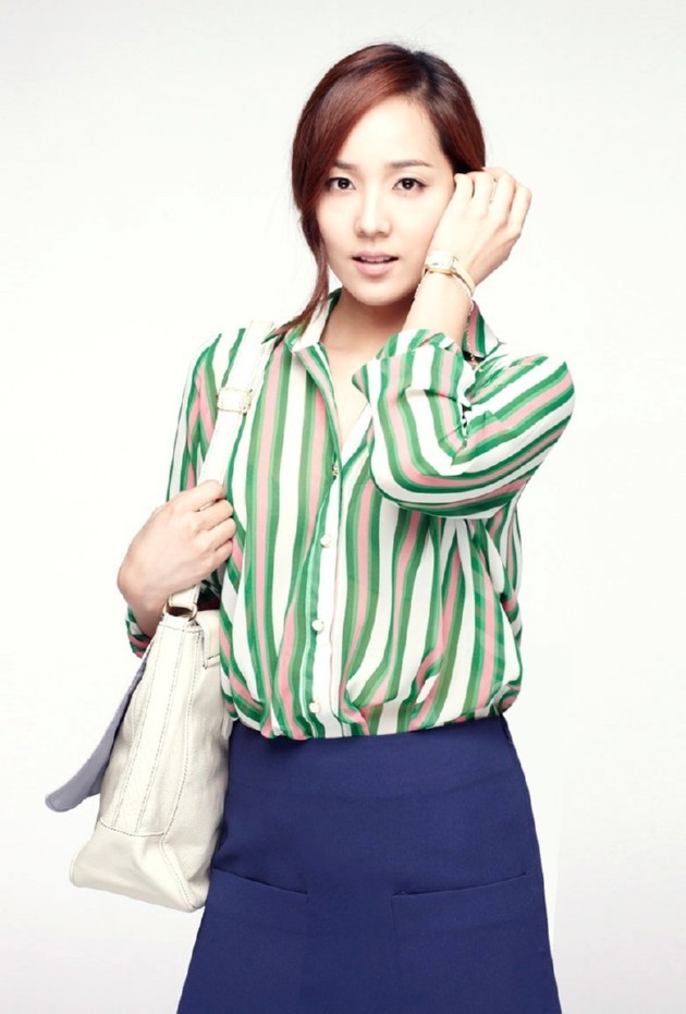 Gambar Foto Eugene Berpose Untuk MOMO Fashion