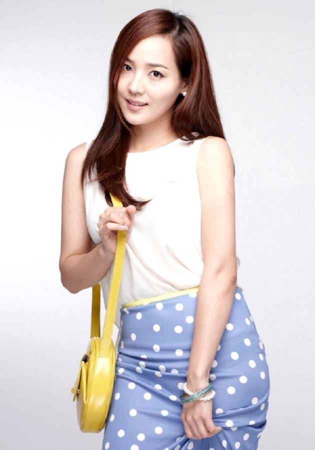 Gambar Foto Eugene Berpose Untuk MOMO Fashion
