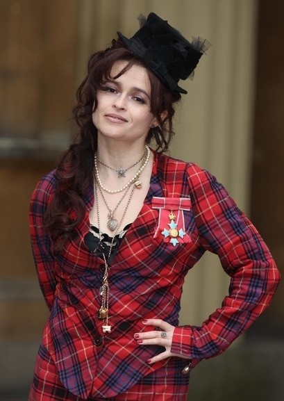 Gambar Foto Helena Bonham Carter Berpose dengan Medali 'Commander of The British Empire' di Upacara Pentahbisan