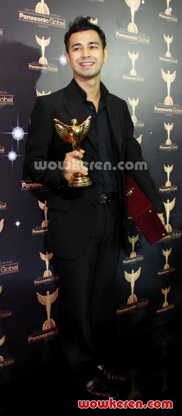 Gambar Foto Raffi Ahmad Sabet Piala PGA Kategori Presenter Musik dan Variety Show Terbaik