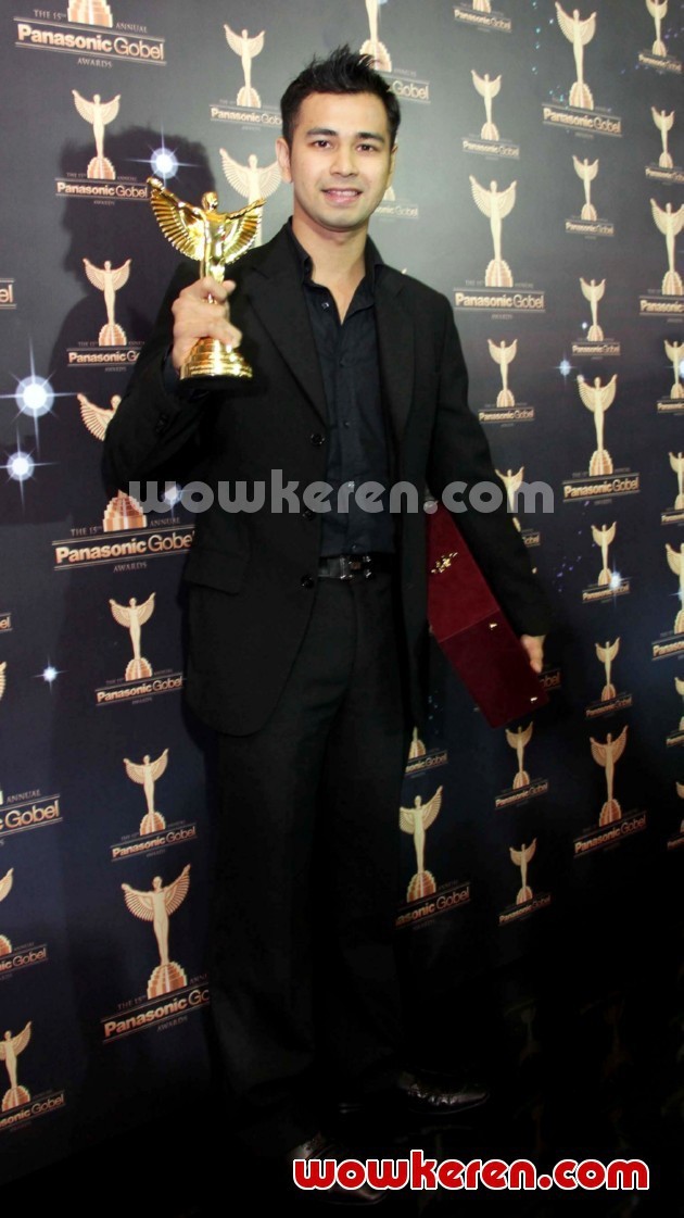 Gambar Foto Raffi Ahmad Sabet Piala PGA Kategori Presenter Musik dan Variety Show Terbaik