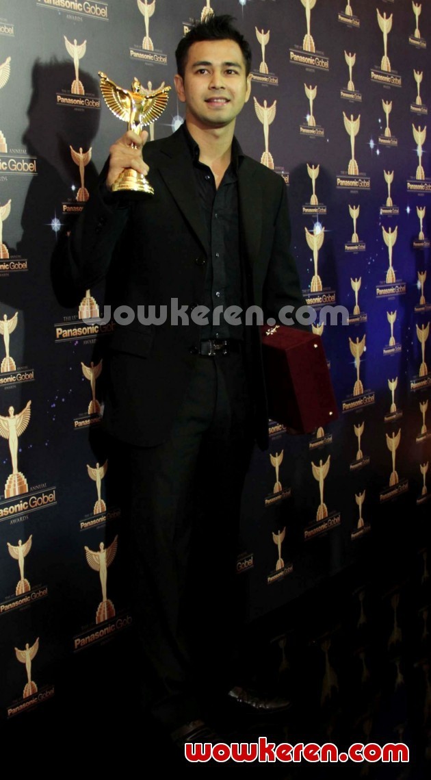 Gambar Foto Raffi Ahmad Sabet Piala PGA Kategori Presenter Musik dan Variety Show Terbaik