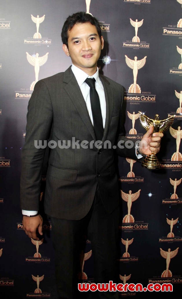 Gambar Foto Rezky Aditya Sabet Piala PGA Kategori Aktor Terbaik