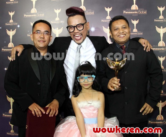 Gambar Foto Uya Kuya Sabet Piala PGA Kategori Presenter dan Talkshow Hiburan Terbaik