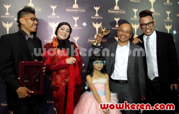 Gambar Foto Uya Kuya Sabet Piala PGA Kategori Presenter dan Talkshow Hiburan Terbaik