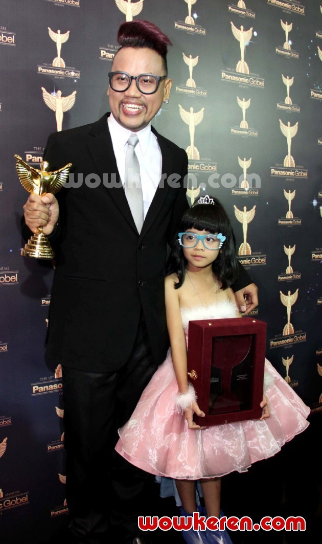 Gambar Foto Uya Kuya Sabet Piala PGA Kategori Presenter dan Talkshow Hiburan Terbaik