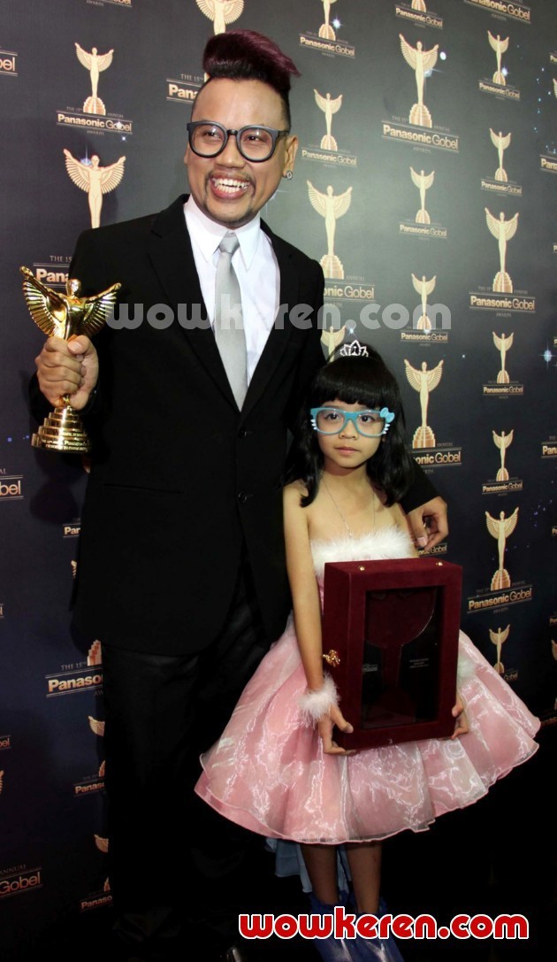 Gambar Foto Uya Kuya Sabet Piala PGA Kategori Presenter dan Talkshow Hiburan Terbaik