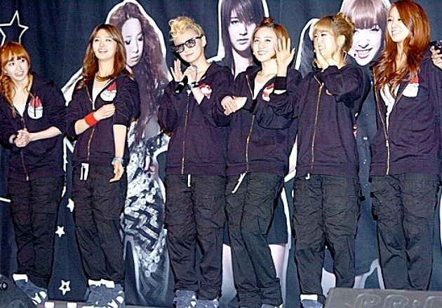 Gambar Foto EXID saat Perform 'Whoz That Girl'
