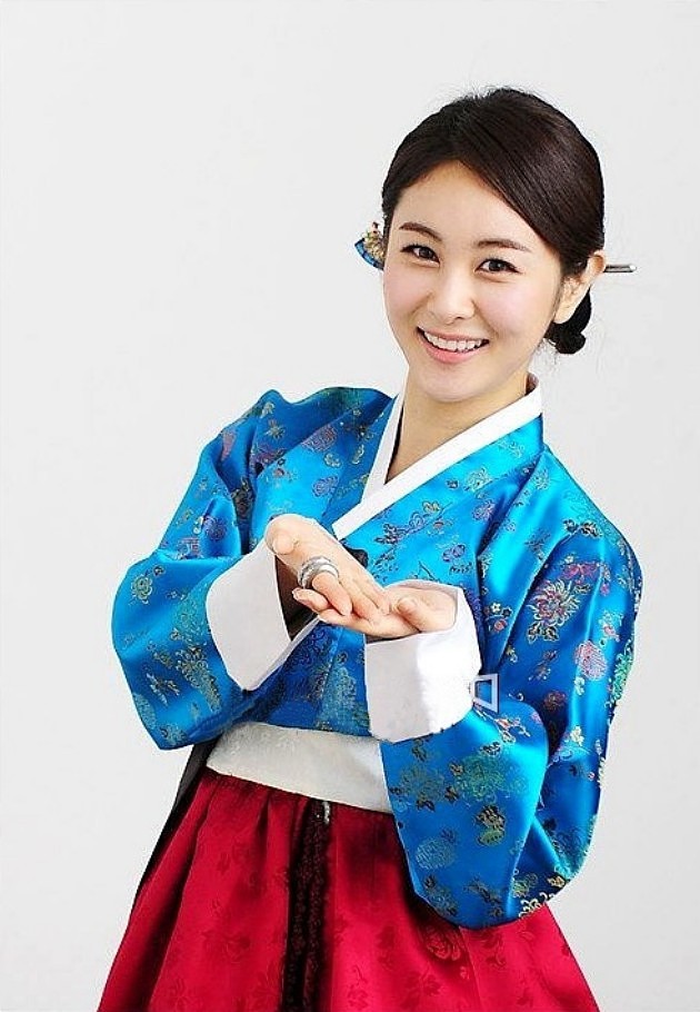 Gambar Foto Son Eun Seo dengan Busana Tradisional Korea