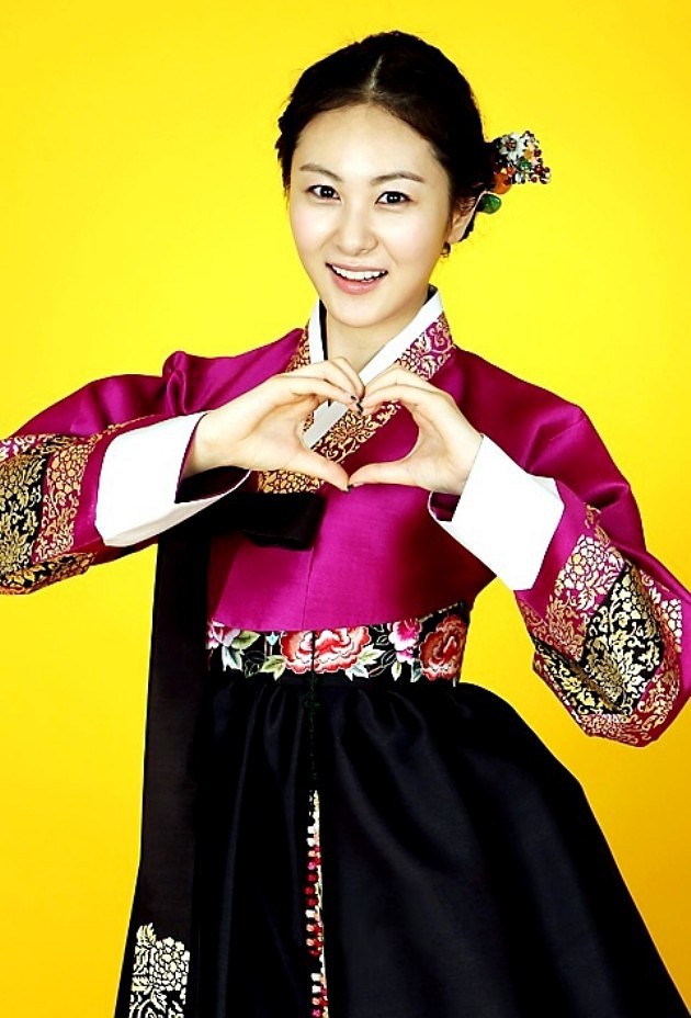 Gambar Foto Son Eun Seo dengan Busana Tradisional Korea