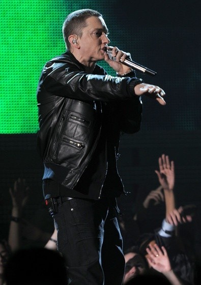 Gambar Foto Eminem Melakukan Pertunjukan di Panggung Saat 53rd Annual GRAMMY Awards