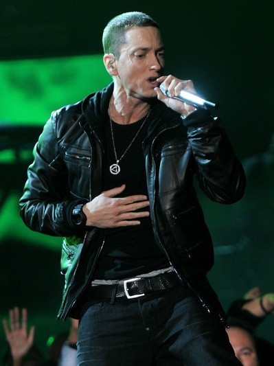 Gambar Foto Eminem Melakukan Pertunjukan di Panggung Saat 53rd Annual GRAMMY Awards
