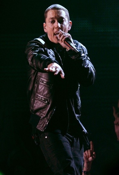 Gambar Foto Eminem Melakukan Pertunjukan di Panggung Saat 53rd Annual GRAMMY Awards
